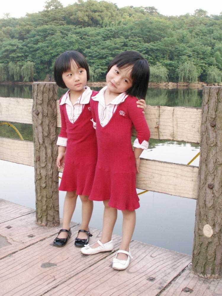穿着红衣服的这两个可爱的小女孩; 可爱双胞胎姐妹; 好可爱哦,双胞胎