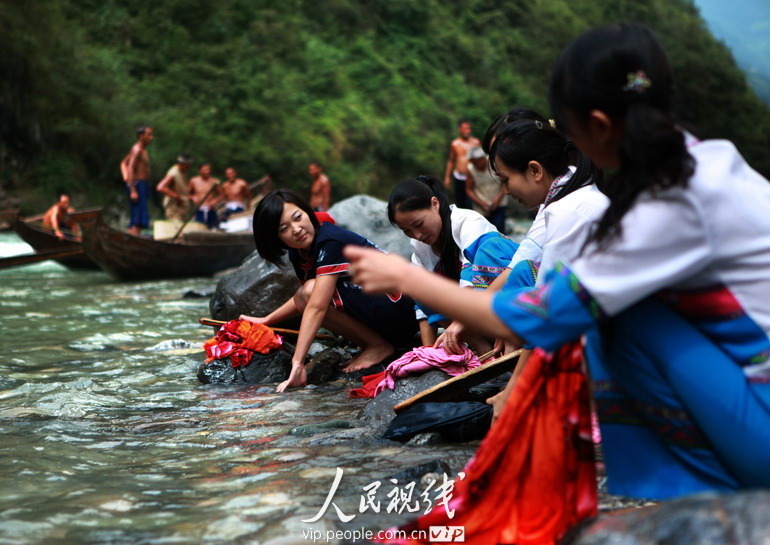 高清:湖北巴东神农溪再现"裸体纤夫"