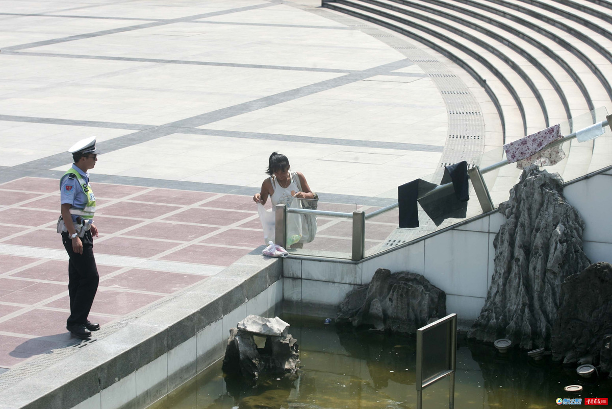 女子精神异常 博物馆喷水池洗衣服