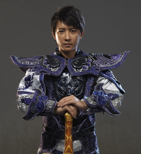 组图:韩庚代言3d游戏 披甲握剑饰演游戏角色