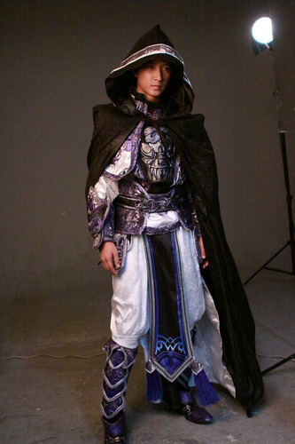 组图:韩庚代言3D游戏 披甲握剑饰演游戏角色