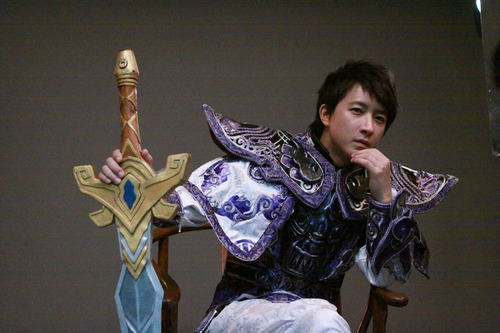 组图:韩庚代言3d游戏 披甲握剑饰演游戏角色