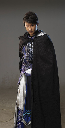 组图:韩庚代言3d游戏 披甲握剑饰演游戏角色