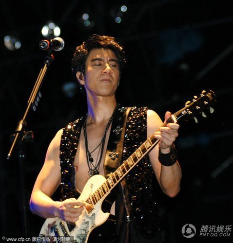 开衫露肚皮犹抱吉他半遮胸