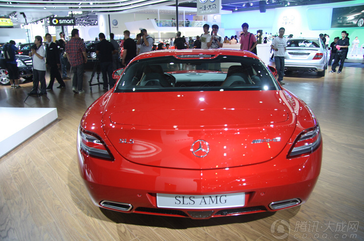 奔驰sls65跑车 红色车身引人驻足观望高清图片