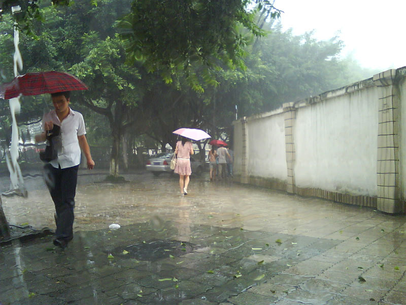 组图:成都早晨忽下大雨 上班族被淋成落汤鸡