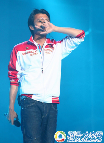 谢霆锋 闪唱 劲爆榜 爱的手势结束西安处男秀