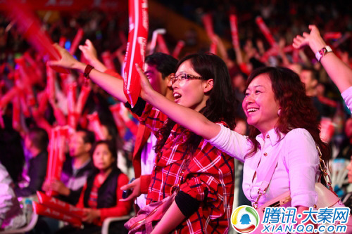 谢霆锋爱的手势送歌迷 西安闪唱速离场(图)