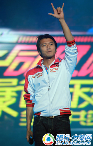 谢霆锋爱的手势送歌迷 西安闪唱速离场(图)