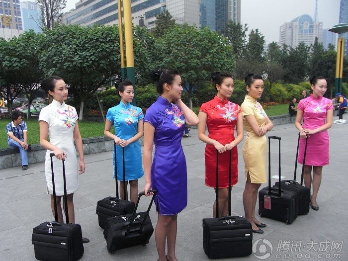 组图:成都地铁开门迎客首日 偶遇旗袍美女