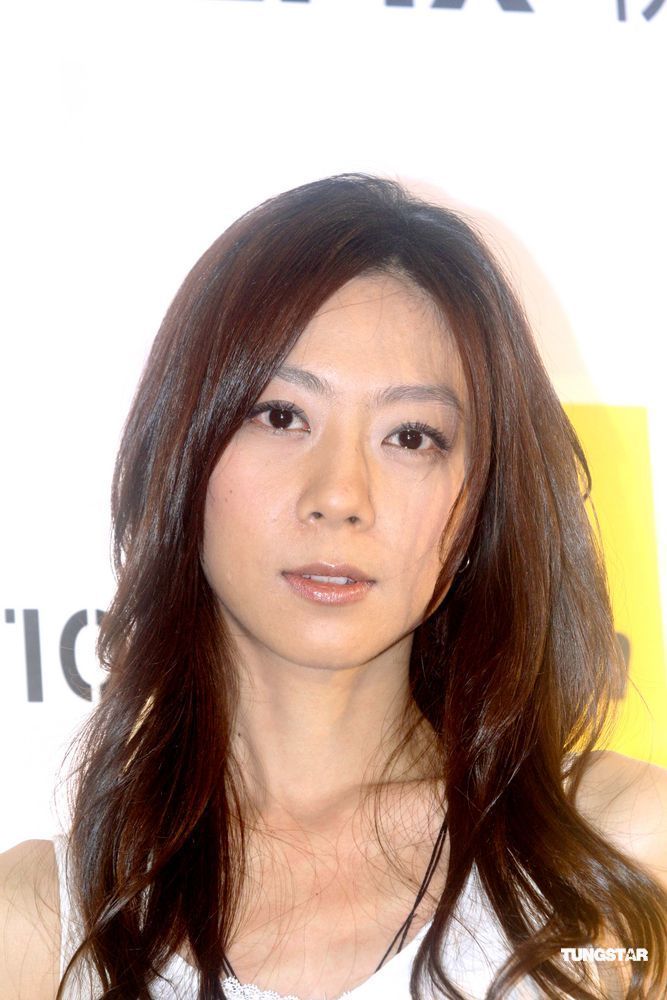 高清陈绮贞轻装上阵做代言卷发迷人气质优雅