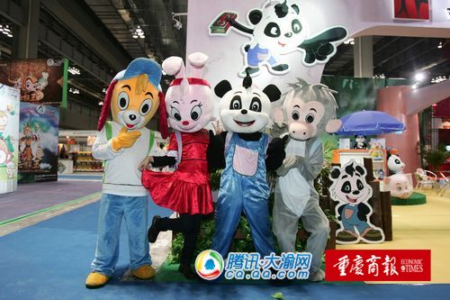 动漫文化节美女如云 天锁斩月80元一把