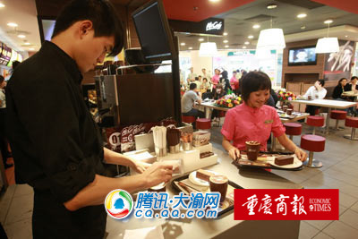 麦当劳餐厅内开设的麦咖啡.记者吴珊摄