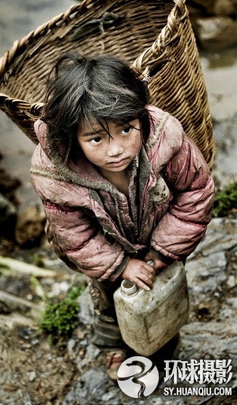 6岁女孩余金珍 每天走4、5个小时到山下取水_