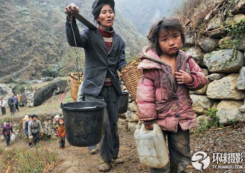 6岁女孩余金珍 每天走4、5个小时到山下取水_