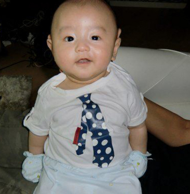 张柏芝次子 Quintus 近照曝光 明显变胖显可爱_