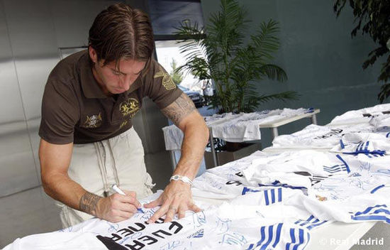 组图:皇马为智利矿工送球衣 C罗卡卡齐上阵|体
