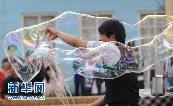 高清:韩国泡泡艺术家现场表演神奇泡泡