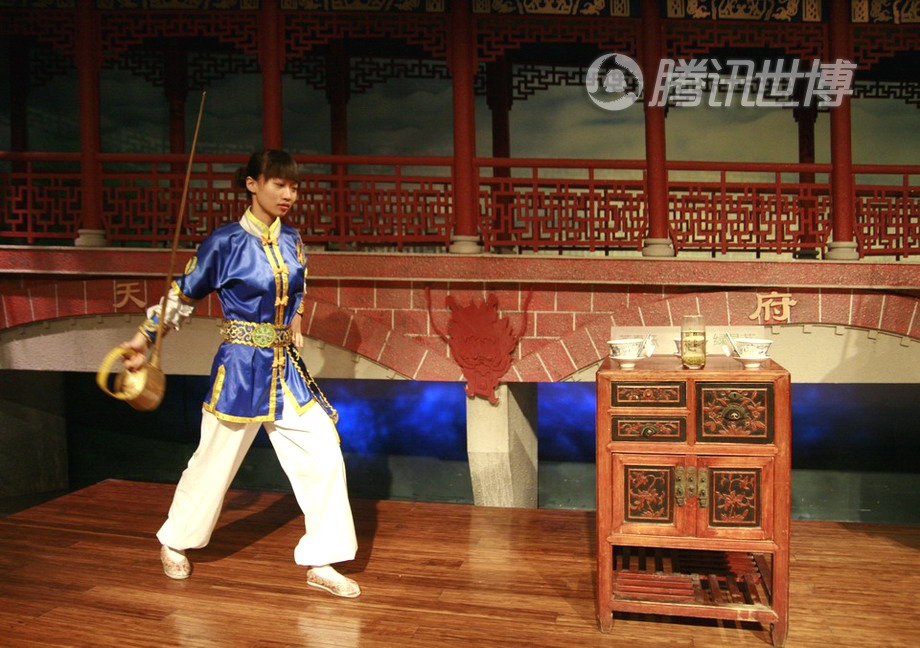 高清:四川馆内茶味飘香 川妹子秀功夫茶艺