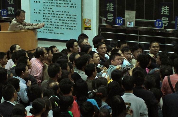 只为那张挂号单(组7) 杨抒怀 2009年10月26日,湘雅医院,排队挂号的