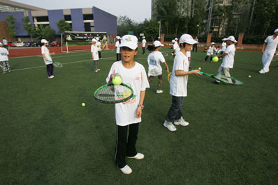 组图:重庆首家小学四年级开网球课