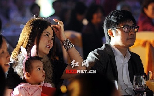 李湘长沙为女儿办奢侈生日宴 仇晓现场结亲家