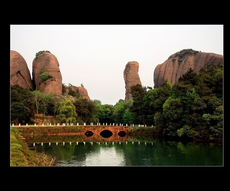 中国丹霞地貌 - zgcsly - 中国城市旅游杂志 龟峰(宋举浦摄)