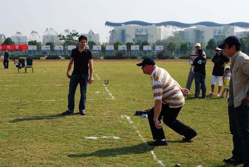 武汉市民与法国友人竞技长滚球 体验法式优雅