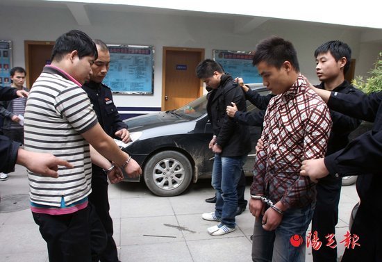 四男子驾车抢劫强奸独行女子 策划者不缺钱