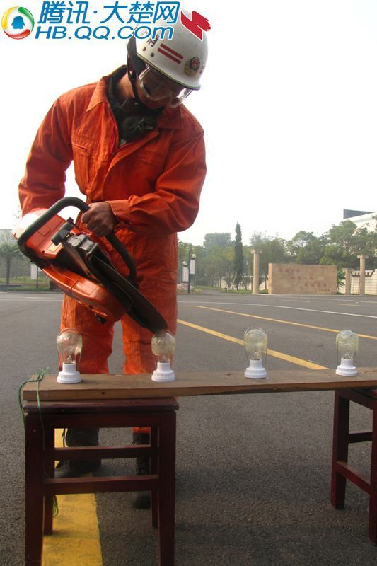 武汉消防铁军切割机切灯泡上的钢丝(组图)_腾