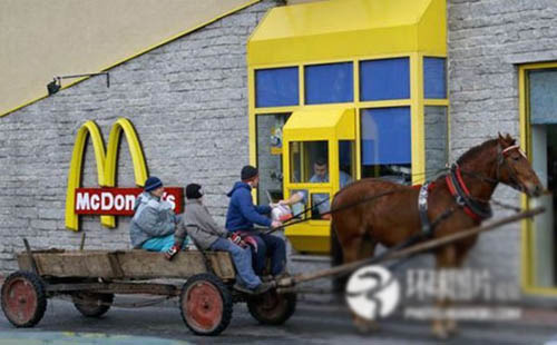 麦当劳外卖窗口前的搞笑一幕