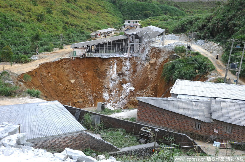 组图:福建一工厂地面突现30米深坑 6人被埋_国