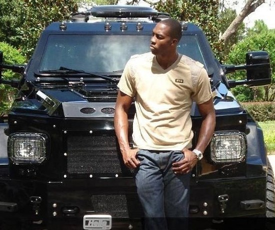 霍华德魔兽级座驾 200万豪车不惧火箭弹(图) -