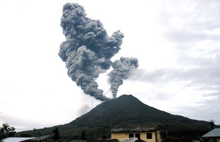 600℃火山灰毁印尼村庄 数十村民被烫死(组图