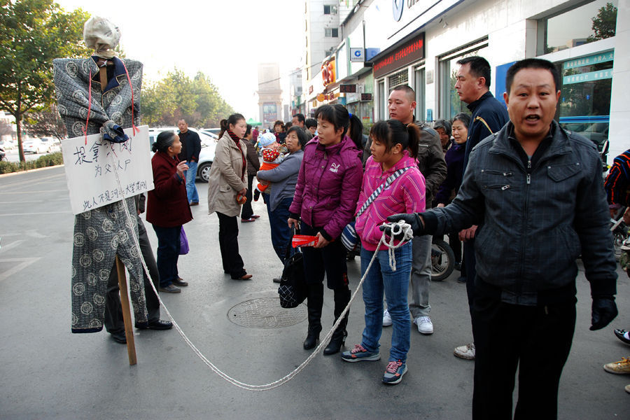 捉拿李刚为父认尸郑州街头声讨不孝子(组图)