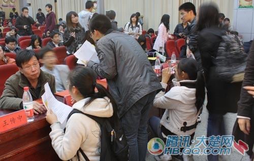 武汉大学最受欢迎教师遭学生围攻(图)_新闻
