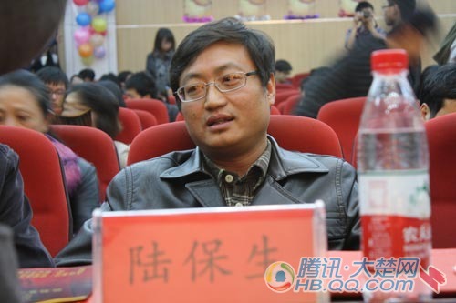 武汉大学最受欢迎教师遭学生围攻(图)_新闻