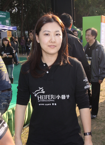 <em>伏明霞</em>一家四口现身支持慈善 儿女<em>照片</em>遭曝光