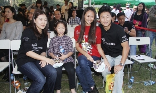 <em>伏明霞</em>一家四口现身支持慈善 儿女<em>照片</em>遭曝光