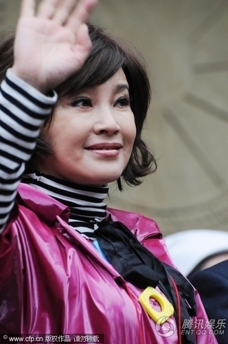 组图:刘晓庆自诩天生丽质 曝不知生父是谁