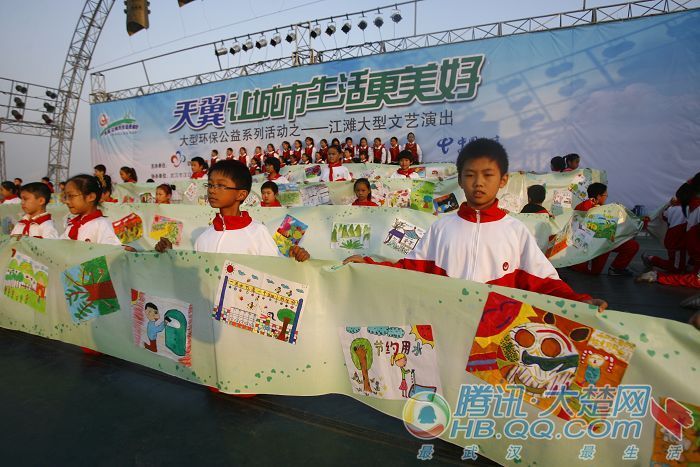 武汉数百小学生用废旧物制成手工艺品宣传环保