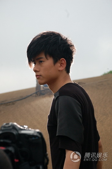 组图:张杰旷野沙漠惊鸿一跃 MV幕后机密大公开