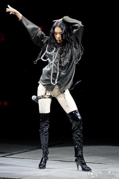 高清:莫文蔚盛装秀性感 细数演唱会经典造型_娱乐资讯_新闻_腾讯网