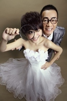 陈小春夫妇最新婚纱照曝光 <em>玩道具</em>妙趣横生(图