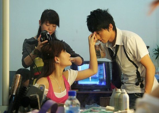 组图:揭秘各路明星的私照 <em>张杰谢娜拥抱</em>嬉戏_