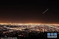 图:摄影师抓拍池谷-村上彗星划过洛杉矶夜空