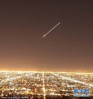 图:摄影师抓拍池谷-村上彗星划过洛杉矶夜空
