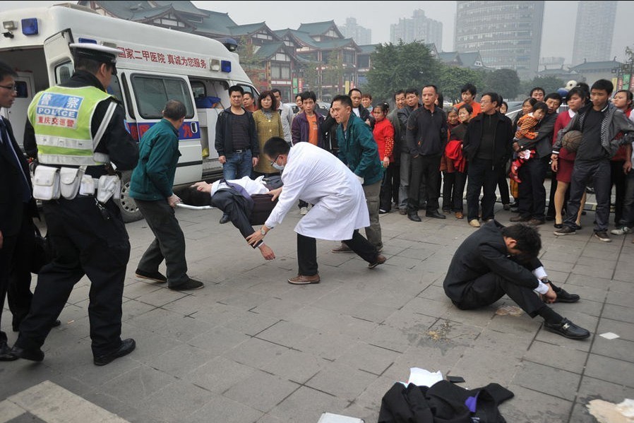 重庆西装男找工作喝酒挣表现醉倒广场(图)_重