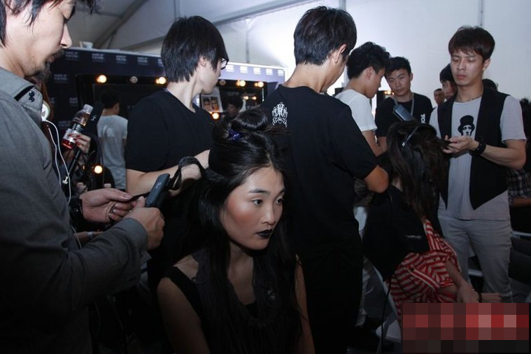 顶级内衣模特后台换装