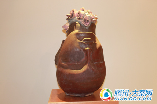 展馆内来自美国陶艺大师的作品展示